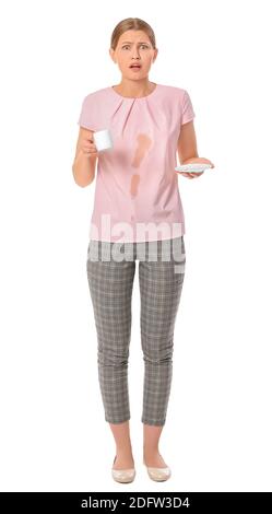 Gestresste junge Frau mit Kaffeeflecken auf ihrem Hemd Weißer Hintergrund Stockfoto