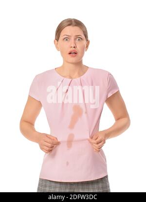 Gestresste junge Frau mit Kaffeeflecken auf ihrem Hemd Weißer Hintergrund Stockfoto