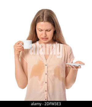 Gestresste junge Frau mit Kaffeeflecken auf ihrem Hemd Weißer Hintergrund Stockfoto