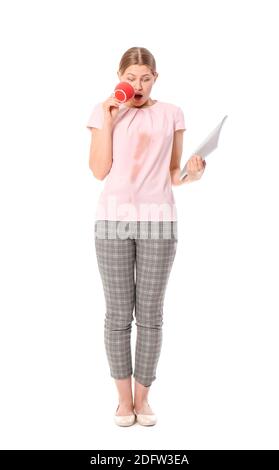 Gestresste junge Frau mit Kaffeeflecken auf ihrem Hemd Weißer Hintergrund Stockfoto
