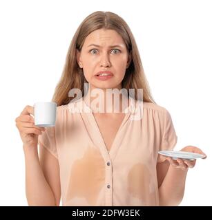 Gestresste junge Frau mit Kaffeeflecken auf ihrem Hemd Weißer Hintergrund Stockfoto