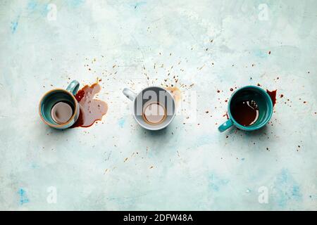 Tassen und Kaffeeflecken auf farbigem Hintergrund Stockfoto