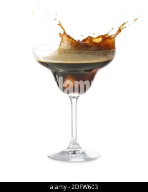 Ein Glas leckerer Espresso martini Cocktail mit Spritzern auf Weiß Hintergrund Stockfoto