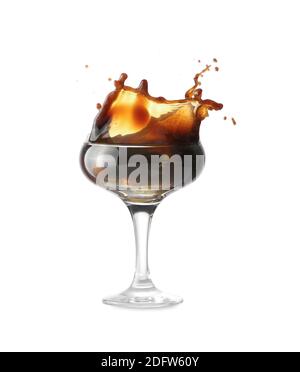 Ein Glas leckerer Espresso martini Cocktail mit Spritzern auf Weiß Hintergrund Stockfoto