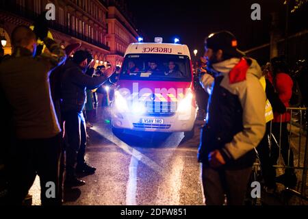 Demonstranten ließen ein Auto von Feuerwehrleuten de blocus der Rivoli Straße in der Nähe von concorde Place mit Barrikaden am 17. November 2018 in Paris passieren, während eines landesweit beliebten eingeleiteten Protesttages namens "gelbe Weste" (Gilets Jaunes auf Französisch) Bewegung zum Protest gegen hohe Kraftstoffpreise, die zu einem weit verbreiteten Protest gegen stagnierende Kaufkraft unter französischem Präsidenten aufgesprießen hat. Mehr als 120 000 Menschen nahmen an mehr als 2000 Protesten an Kreisverkehren und Autobahnausfahrten Teil, sagte Innenminister. Die meisten Proteste waren relativ ruhig, trotz der Wut, die viele in Interviews und zum Ausdruck brachten Stockfoto