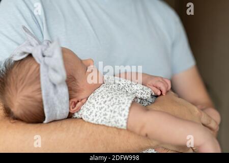 Junge kaukasische Vater hält neugeborenes Mädchen. Männlicher Mann Eltern und Kind Tochter. Authentischer Lifestyle dokumentarischer Moment. Alleinstehend Vater Familienleben Stockfoto