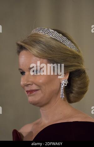 Königin Mathilde von Belgien posiert für Fotografen während eines Staatsessens im Königlichen Palast in Laeken, Belgien am 19. November 2018, während eines zweitägigen Staatsbesuchs des französischen Präsidenten. Foto von Eliot Blondt/ABACAPRESS.COM Stockfoto