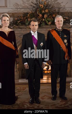 Das belgische Königspaar König Philippe von Belgien und Mathilde von Belgien und der französische Präsident Emmanuel Macron posieren für Fotografen bei einem Staatsessen im Königspalast in Laeken, Belgien, am 19. November 2018, während eines zweitägigen Staatsbesuchs des französischen Präsidenten. Foto von Eliot Blondt/ABACAPRESS.COM Stockfoto