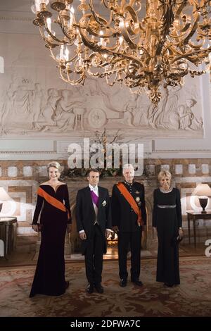 Das belgische Königspaar König Philippe von Belgien und Mathilde von Belgien, der französische Präsident Emmanuel Macron und seine Frau Brigitte Macron posieren für Fotografen während eines Staatsessens im Königlichen Palast in Laeken, Belgien am 19. November 2018, während eines zweitägigen Staatsbesuchs des französischen Präsidenten. Foto von Eliot Blondt/ABACAPRESS.COM Stockfoto