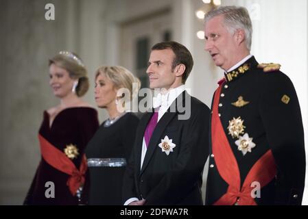 Das belgische Königspaar König Philippe von Belgien und Mathilde von Belgien, der französische Präsident Emmanuel Macron und seine Frau Brigitte Macron begrüßen am 19. November 2018 während eines zweitägigen Staatsbesuchs des französischen Präsidenten Gäste zu einem Staatsessen im Königspalast in Laeken, Belgien. Foto von Eliot Blondt/ABACAPRESS.COM Stockfoto