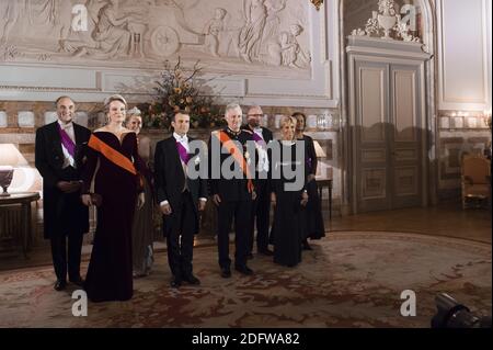 Das belgische Königspaar König Philippe von Belgien und Mathilde von Belgien, der französische Präsident Emmanuel Macron und seine Frau Brigitte Macron posieren für Fotografen während eines Staatsessens im Königlichen Palast in Laeken, Belgien am 19. November 2018, während eines zweitägigen Staatsbesuchs des französischen Präsidenten. Foto von Eliot Blondt/ABACAPRESS.COM Stockfoto