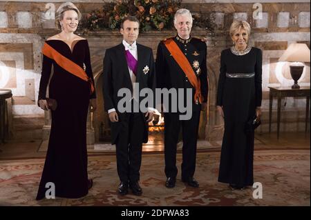 Das belgische Königspaar König Philippe von Belgien und Mathilde von Belgien, der französische Präsident Emmanuel Macron und seine Frau Brigitte Macron posieren für Fotografen während eines Staatsessens im Königlichen Palast in Laeken, Belgien am 19. November 2018, während eines zweitägigen Staatsbesuchs des französischen Präsidenten. Foto von Eliot Blondt/ABACAPRESS.COM Stockfoto