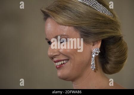 Königin Mathilde von Belgien posiert für Fotografen während eines Staatsessens im Königlichen Palast in Laeken, Belgien am 19. November 2018, während eines zweitägigen Staatsbesuchs des französischen Präsidenten. Foto von Eliot Blondt/ABACAPRESS.COM Stockfoto