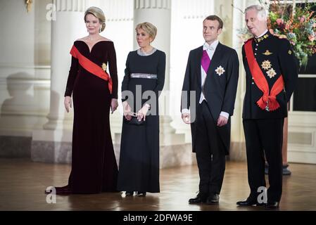 Das belgische Königspaar König Philippe von Belgien und Mathilde von Belgien, der französische Präsident Emmanuel Macron und seine Frau Brigitte Macron begrüßen am 19. November 2018 während eines zweitägigen Staatsbesuchs des französischen Präsidenten Gäste zu einem Staatsessen im Königspalast in Laeken, Belgien. Foto von Eliot Blondt/ABACAPRESS.COM Stockfoto
