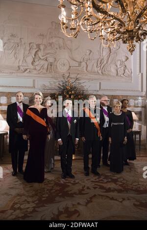 Das belgische Königspaar König Philippe von Belgien und Mathilde von Belgien, der französische Präsident Emmanuel Macron und seine Frau Brigitte Macron posieren für Fotografen während eines Staatsessens im Königlichen Palast in Laeken, Belgien am 19. November 2018, während eines zweitägigen Staatsbesuchs des französischen Präsidenten. Foto von Eliot Blondt/ABACAPRESS.COM Stockfoto