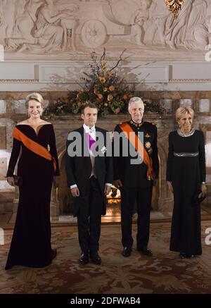 Das belgische Königspaar König Philippe von Belgien und Mathilde von Belgien, der französische Präsident Emmanuel Macron und seine Frau Brigitte Macron posieren für Fotografen während eines Staatsessens im Königlichen Palast in Laeken, Belgien am 19. November 2018, während eines zweitägigen Staatsbesuchs des französischen Präsidenten. Foto von Eliot Blondt/ABACAPRESS.COM Stockfoto
