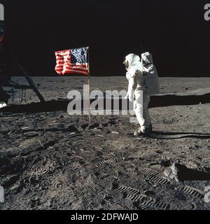 Der Mond - (Datei)--Astronaut Buzz Aldrin, Pilot der Mondlandefähre der ersten Mondlandung Mission, posiert für ein Foto neben der bereitgestellten USA Flagge während der Apollo 11 Extravehicular Activity (EVA) auf der Mondoberfläche auf Sonntag, 20. Juli 1969. Die Mondlandefähre (LM) ist auf der linken Seite, und die Fußspuren der Astronauten sind deutlich sichtbar im Boden des Mondes. Astronaut Neil A. Armstrong, Kommandant, nahm dieses Bild mit einem 70 mm Hasselblad lunar Surface-Kamera. Astronauten Armstrong und Aldrin in die LM, der abgestiegen "Adler", Sea of Tranquility und Umgebung zu erkunden, während die Stockfoto