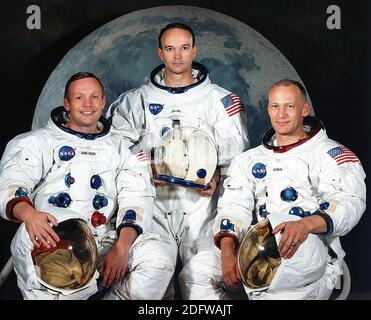 Houston, TX - 1. Mai 1969 -- Portrait der Hauptmannschaft der Apollo 11 Mondlandemission. Von links nach rechts sind sie: Kommandant, Neil A. Armstrong, Command Module Pilot, Michael Collins, und Lunar Module Pilot, Edwin E. Aldrin Jr. am 20. Juli 1969 um 16:18 Uhr, EDT die Mondlandefähre 'Adler' landete in einer Region des Mondes namens Mare Tranquillitatis, auch bekannt als das Meer der Ruhe. Nachdem er sein Raumschiff gesichert hatte, strahlte Armstrong zurück zur Erde: "Houston, Tranquility Base here, the Eagle has landed". Am selben Abend um 10:56 Uhr und von einem weltweiten Fernsehpublikum bezeugt Stockfoto