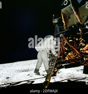 Der Mond - (AKTE) -- Apollo 11 Mondmodul-Pilot Edwin Aldrin klettert die Leiter zur Oberfläche des Mondes hinab, während Kommandant Neil Armstrong seinen Abstieg fotografiert. Aldrin trat am Sonntag, 20. Juli 1969, 11:15 EDT, an die Oberfläche und wurde die zweite Person, die auf dem Mond ging. Foto von CNP/ABACAPRESS.COM Stockfoto