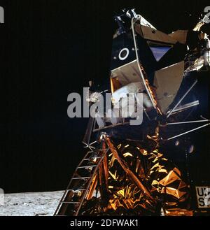 Der Mond - (AKTE) -- Apollo 11 Mondlandefähre Pilot Edwin Aldrin beginnt, aus der Luke herauszutreten, um seinen Spaziergang auf dem Mond zu beginnen. Neil Armstrong, der 19 Minuten zuvor den ersten Schritt auf den Mond machte, fotografiert die Szene von der Oberfläche aus. Foto von CNP/ABACAPRESS.COM Stockfoto