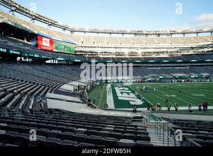 East Rutherford, Usa. Dezember 2020. Keine Fans sind wegen der COVID-19 Pandemie anwesend, als die New York Jets die Las Vegas Raiders in Woche 13 der NFL Saison im MetLife Stadium in East Rutherford, NJ am Sonntag, 6. Dezember 2020 spielen. Die Räuber besiegten die Jets 31-28. Foto von John Angelillo/UPI Kredit: UPI/Alamy Live Nachrichten Stockfoto