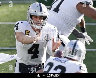 East Rutherford, Usa. Dezember 2020. Las Vegas Raiders Derek Carr wirft den Ball zu Devontae Booker in der ersten Hälfte gegen die New York Jets in Woche 13 der NFL-Saison im MetLife Stadium in East Rutherford, NJ am Sonntag, 6. Dezember 2020. Die Räuber besiegten die Jets 31-28. Foto von John Angelillo/UPI Kredit: UPI/Alamy Live Nachrichten Stockfoto