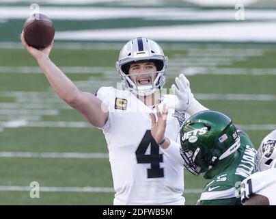 East Rutherford, Usa. Dezember 2020. Las Vegas Raiders Derek Carr wirft einen Pass in der zweiten Hälfte gegen die New York Jets in Woche 13 der NFL-Saison im MetLife Stadium in East Rutherford, NJ am Sonntag, 6. Dezember 2020. Die Räuber besiegten die Jets 31-28. Foto von John Angelillo/UPI Kredit: UPI/Alamy Live Nachrichten Stockfoto