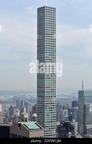 432 Park Avenue, ein Wohnhochhaus an der 57th Street und Park Avenue in Midtown Manhattan in New York City, USA. Der Ostfluss kann hinter gesehen werden. Stockfoto