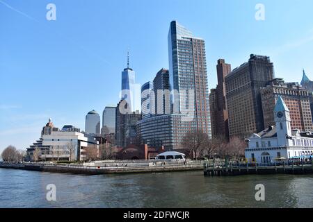 Die Skyline von Lower Manhattan vom Hudson River aus gesehen an einem Tag mit klarem blauen Himmel. One World Trade Center und Battery Park sind in Sicht. Stockfoto