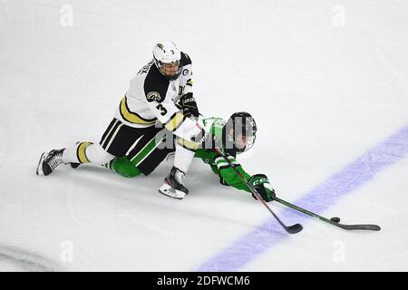 Dezember 2020 Western Michigan Broncos Verteidiger Michael Joyaux (3) Versuche, den Puck von einem Tauchen North Dakota Kampf Hawks Forward Riese Gaber (17) während eines NCAA D1 Männer-Eishockey-Spiel zwischen der University of North Dakota Kampf Hawks und der Western Michigan Broncos in Baxter Arena in Omaha NE zu nehmen, Heimat des NCHC ''Pod'', wo die ersten 38 .National Collegiate Hockey Conference Spiele unter sicheren Bedingungen gespielt werden, um vor Covid-19 zu schützen. North Dakota gewann 8:2. Foto von Russell Hons/CSM Stockfoto