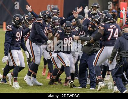 Chicago, Usa. Dezember 2020. Die Chicago Bears feiern Bilal Nichols (98) im vierten Quartal Abfangen gegen die Detroit Lions auf Soldier Field in Chicago am Sonntag, 6. Dezember 2020. Die Detroit Lions besiegten die Chicago Bears 34-30. Foto von Mark Black/UPI Kredit: UPI/Alamy Live News Stockfoto