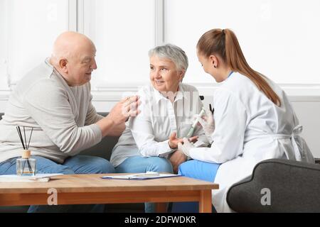 Arzt, der zu Hause ein älteres diabetisches Paar besucht Stockfoto