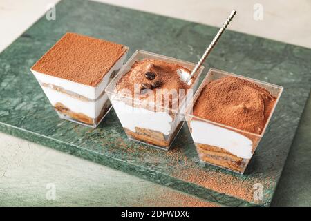 Süßes leckeres Tiramisu auf dem Tisch Stockfoto