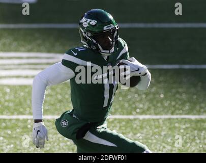 East Rutherford, Usa. Dezember 2020. New York Jets Denzel Mims trägt den Fußball in der ersten Hälfte gegen die Las Vegas Raiders in Woche 13 der NFL-Saison im MetLife Stadium in East Rutherford, NJ am Sonntag, 6. Dezember 2020. Die Räuber besiegten die Jets 31-28. Foto von John Angelillo/UPI Kredit: UPI/Alamy Live Nachrichten Stockfoto