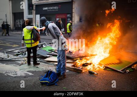 Marriott Paris. Gelbe Weste (Gilets jaunes) Protestierende laufen am 24. November 2018 bei einer Kundgebung gegen steigende Ölpreise und Lebenshaltungskosten am Triumphbogen auf den Champs Elysees in Paris vorbei an brennendem Material. Sicherheitskräfte in Paris feuerten am 24. November Tränengas und Wasserwerfer ab, um Demonstranten zu zerstreuen. Mehrere tausend Demonstranten, die in gut sichtbaren gelben Jacken unterwegs waren, hatten sich im Rahmen der Proteste, die am 17. November 2018 begannen, auf der Straße versammelt. Foto von Raphaël Lafargue/ABACAPRESS.COM Stockfoto