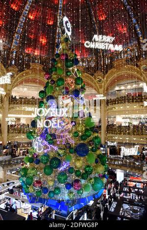 Schaufenster sind im Kaufhaus Galeries Lafayette in Paris zu sehen. Der Laden begann die Beleuchtung und animierte Schaufenster in Vorbereitung auf Weihnachten und Neujahr in Paris, Frankreich am 25. November 2018. Foto von Alain Apaydin/ABACAPRESS.COM Stockfoto