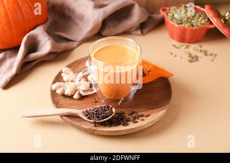 Glas Tasse leckeren Kürbis Smoothie auf Farbhintergrund Stockfoto