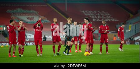 Liverpool. Dezember 2020. Liverpools Spieler applaudieren den Fans nach dem Spiel der englischen Premier League zwischen dem FC Liverpool und dem FC Wolverhampton Wanderers am 6. Dezember 2020 in Liverpool, Großbritannien. Quelle: Xinhua/Alamy Live News Stockfoto