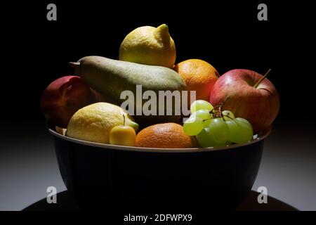 Verschiedene Früchte in einer Schüssel Stockfoto