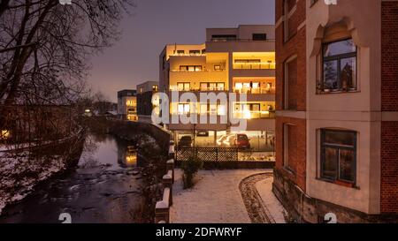 Modernes Gebäude im Bauhaus-Stil bei Nacht mit weihnachtlicher Beleuchtung in Coburg Stockfoto