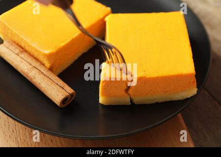 Essen von leckeren Kürbiskuchen aus dem Teller, Nahaufnahme Stockfoto