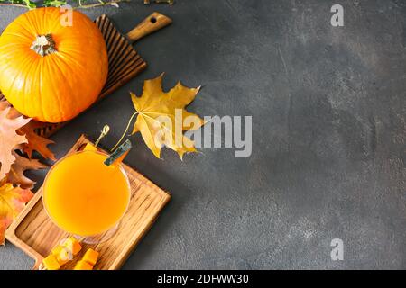 Herbstkomposition mit Kürbiskuchen martini auf dunklem Hintergrund Stockfoto