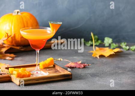 Herbstkomposition mit Kürbiskuchen martini auf dunklem Hintergrund Stockfoto