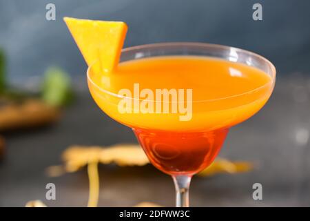 Ein Glas leckerer Kürbiskuchen martini, Nahaufnahme Stockfoto