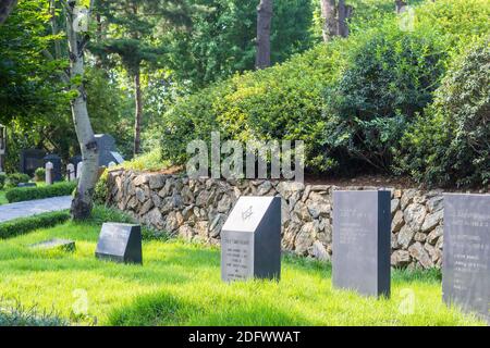 Gräber auf dem Yanghwajin-Auslandsmissionarischen Friedhof in Seoul, Südkorea Stockfoto