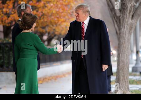 WASHINGTON, DC - 04. DEZEMBER: (AFP OUT) die ehemalige First Lady Laura Bush und der ehemalige Präsident George W. Bush begrüßen Präsident Donald Trump vor dem Blair House am 04. Dezember 2018 in Washington, DC. Die Trumps zahlten einen Beileidsbesuch an die Bush Familie, die in Washington für den ehemaligen Präsidenten George H.W. sind Staatsbegräbnis Bushs und damit verbundene Ehrungen. (Foto von Chip Somodevilla/ABACAPRESS.COM) Stockfoto