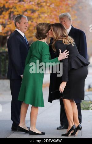 WASHINGTON, DC - 04. DEZEMBER: (AFP OUT) die ehemalige First Lady Laura Bush und der ehemalige Präsident George W. Bush begrüßen Präsident Donald Trump und First Lady Melania Trump vor dem Blair House 04. Dezember 2018 in Washington, DC. Die Trumps zahlten einen Beileidsbesuch an die Bush Familie, die in Washington für den ehemaligen Präsidenten George H.W. sind Staatsbegräbnis Bushs und damit verbundene Ehrungen. (Foto von Chip Somodevilla/ABACAPRESS.COM) Stockfoto