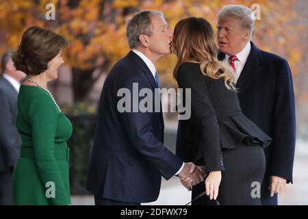 WASHINGTON, DC - 04. DEZEMBER: (AFP OUT) die ehemalige First Lady Laura Bush und der ehemalige Präsident George W. Bush begrüßen Präsident Donald Trump und First Lady Melania Trump vor dem Blair House 04. Dezember 2018 in Washington, DC. Die Trumps zahlten einen Beileidsbesuch an die Bush Familie, die in Washington für den ehemaligen Präsidenten George H.W. sind Staatsbegräbnis Bushs und damit verbundene Ehrungen. (Foto von Chip Somodevilla/ABACAPRESS.COM) Stockfoto