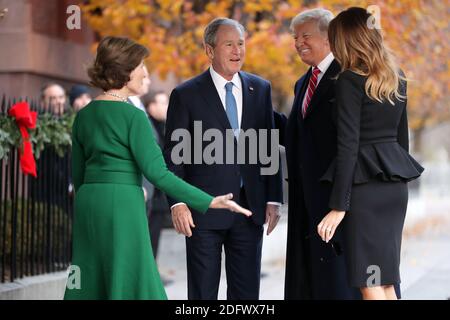 WASHINGTON, DC - 04. DEZEMBER: (AFP OUT) die ehemalige First Lady Laura Bush und der ehemalige Präsident George W. Bush begrüßen Präsident Donald Trump und First Lady Melania Trump vor dem Blair House 04. Dezember 2018 in Washington, DC. Die Trumps zahlten einen Beileidsbesuch an die Bush Familie, die in Washington für den ehemaligen Präsidenten George H.W. sind Staatsbegräbnis Bushs und damit verbundene Ehrungen. (Foto von Chip Somodevilla/ABACAPRESS.COM) Stockfoto