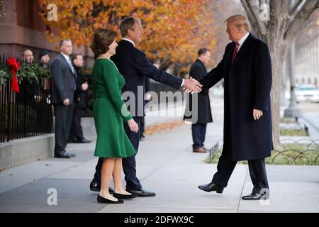 WASHINGTON, DC - 04. DEZEMBER: (AFP OUT) die ehemalige First Lady Laura Bush und der ehemalige Präsident George W. Bush begrüßen Präsident Donald Trump vor dem Blair House am 04. Dezember 2018 in Washington, DC. Die Trumps zahlten einen Beileidsbesuch an die Bush Familie, die in Washington für den ehemaligen Präsidenten George H.W. sind Staatsbegräbnis Bushs und damit verbundene Ehrungen. (Foto von Chip Somodevilla/ABACAPRESS.COM) Stockfoto